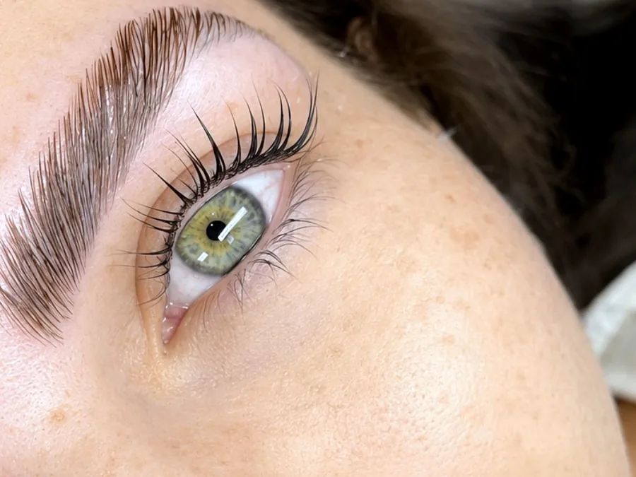 Lash Lifting: curvatura no próprio cílio, sem fio sintético