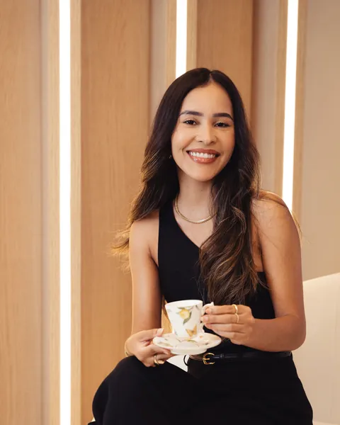 Bruna Carvalho, micropigmentadora, no estúdio