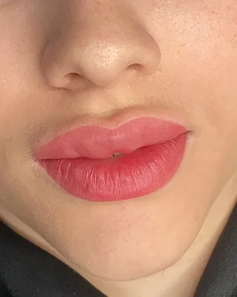 Lábios com micropigmentação labial cicatrizada, de frente
