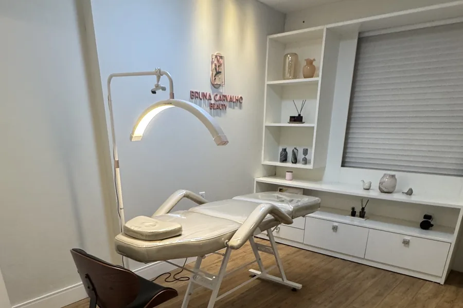 Sala privativa do estúdio Bruna Carvalho Beauty, com maca, luminária e bancada